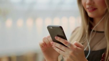 Kız cep telefonu kullanmak, içinde alışveriş arka plan olarak bir resim görüntü.