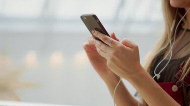 Telefon alışveriş merkezinde, bakarken gülümseyen çanta satın almalarla, holding mutlu genç kız. İyi haber, okuma mesaj, mesaj aldı. Yatay fotoğraf banner web sitesi header tasarımı için