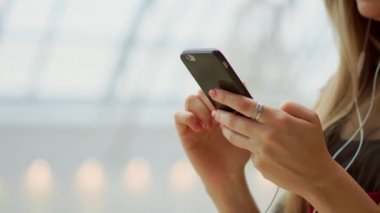 Telefon alışveriş merkezinde, bakarken gülümseyen çanta satın almalarla, holding mutlu genç kız. İyi haber, okuma mesaj, mesaj aldı. Yatay fotoğraf banner web sitesi header tasarımı için.