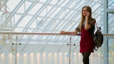 Genç çekici kız, alışveriş kavramı, moda kavramı, iletişim kavramı Evet alışveriş merkezinde alışveriş gidiyor