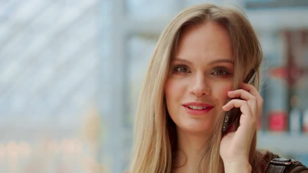 Venta Consumismo Mujer Joven Con Smartphones Bolsas Compras Pie Hablando — Vídeos de Stock