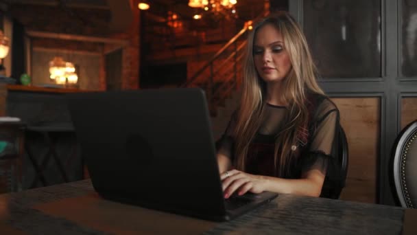 Krásná mladá studentka na kavárnu. — Stock video