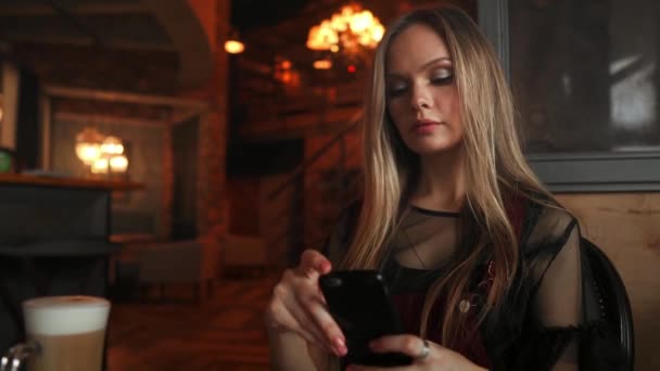 Bela menina feliz emocional está fazendo foto de comida no café, latte na mesa, sobremesa sorvete bolo de chocolate cereja hortelã, comunicação em redes sociais — Vídeo de Stock