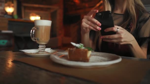 Kvinnan gör Foto kaka i café använda smartphone — Stockvideo