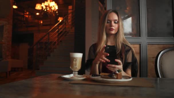 여자 손 휴대 전화로 음식 사진 복용입니다. 음식 사진입니다. 맛 있는 아침 식사. — 비디오