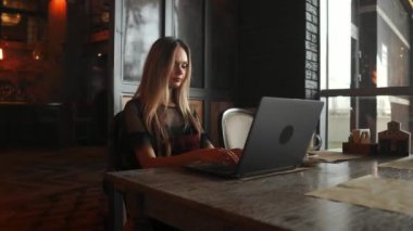 Onu laptop üzerinde şık bir kentsel Restoran çalışan güzel kadın