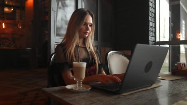 Krásná žena pracující na svém laptopu na stylové městské restaurace — Stock video