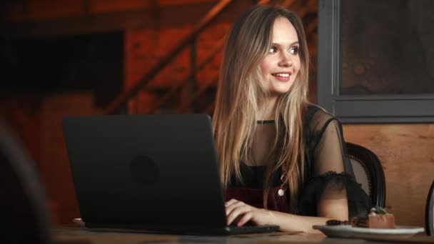 Belle femme travaillant sur son ordinateur portable sur un restaurant urbain élégant — Video