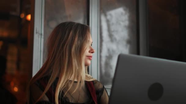 Nahaufnahme von Frauenhänden mit Mobiltelefon und Laptop mit leerem Kopierplatz-Bildschirm für Ihre Werbetextnachricht oder Content Business im Vintage-Effekt. — Stockvideo