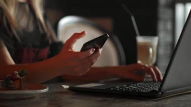 Akıllı telefon ve laptop, sosyal medya yaşam tarzı yeni nesil yaşam, şeylerin kavramsal, smartphone, smartphone günlük yaşamda dünyasında Internet kullanan akıllı kadın