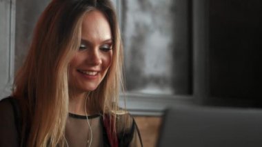 Akıllı telefon ve dizüstü bilgisayar, sosyal medya yaşam tarzı yaşam, şeylerin kavramsal Internet için yeni nesil kullanan akıllı kadın