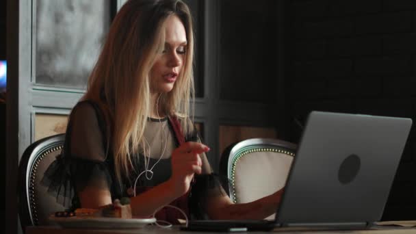 Mulher inteligente usando telefone inteligente e laptop, estilo de vida de mídia social de nova geração para viver, internet das coisas conceituais — Vídeo de Stock