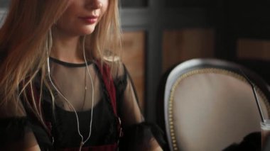 Genç gözlük güzel kadın kafe, müzik ve gülümseyen çalışıyor.