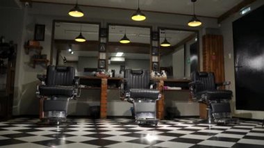Steadicam kamera güzel bir tasarım ile bir kuaför salonu iç gösterir.