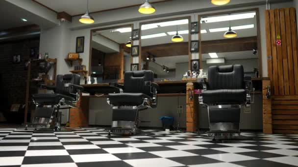 Barbeiro cliente reunião e discutir corte de cabelo . — Vídeo de Stock