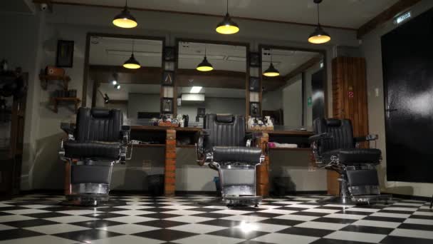 La caméra sur le Steadicam montre l'intérieur d'un salon de coiffure avec un beau design . — Video