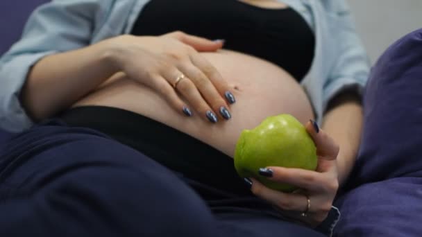Gesunde schwangere Frau isst vitaminreichen Apfel — Stockvideo