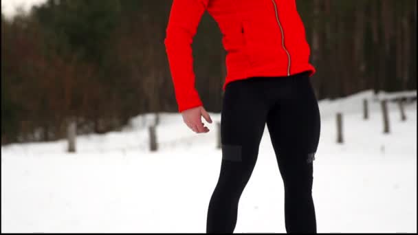 Ελκυστική αθλητής με βραστήρα κουδούνι άσκησης το γυμναστήριο σε εξωτερικούς χώρους χειμώνα και το χιόνι — Αρχείο Βίντεο