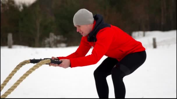 Hombres con cuerda en entrenamiento funcional fitness invierno en un entrenamiento crossfit. Movimiento lento — Vídeos de Stock
