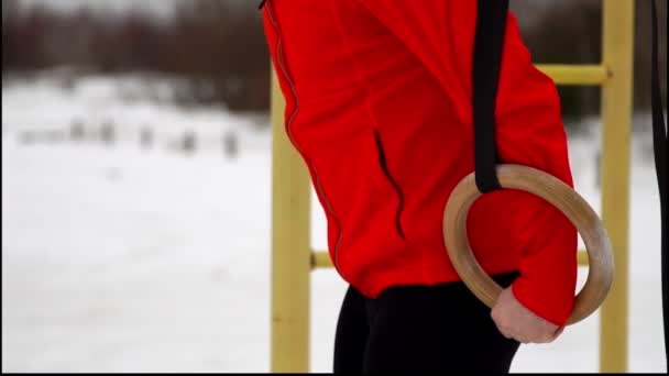 Muscle ups anillos hombre balanceo ejercicio de entrenamiento al aire libre invierno — Vídeos de Stock