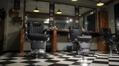 Steadicam kamera güzel bir tasarım ile bir kuaför salonu iç gösterir.