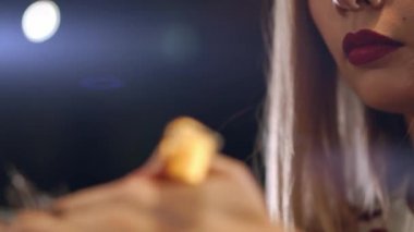 Kuaför kesim saçlı profesyonel makas ve Kuaför Salonu tarak. Makas Kuaför okulda ile erkek saç kesimi yapma haircutter kadar kapatın