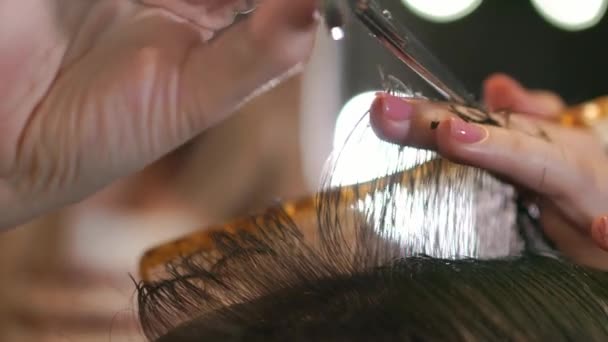 Close up van de mens haar scherpe schaar in een schoonheidssalon. Frame. Close up van een kapsel in een haar salon. Professionele kapper styling haar van zijn cliënt — Stockvideo