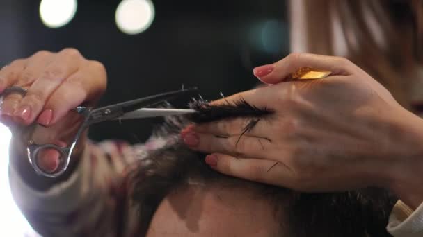 Client visiting hairstylist in barber shop — Stock Video