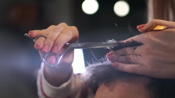 Coiffeur en gros plan avec ciseaux et peigne. Fond flou . — Video