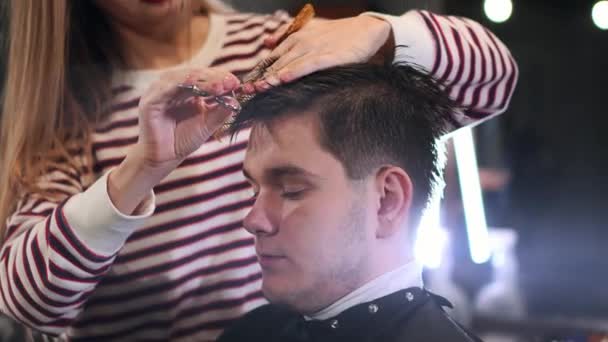 Primer plano, peluquero maestro hace peinado y estilo con tijeras y peine. Concepto Barbería. — Vídeo de stock