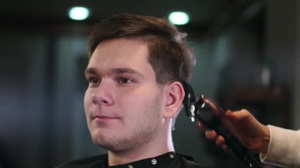 Männlicher Haarschnitt mit Rasiermesser. Nahaufnahme der Frisur des Haarschneiders. professionelle Friseur Haare schneiden mit Haarschneidemaschine. Mann frisiert mit Elektrorasierer — Stockvideo