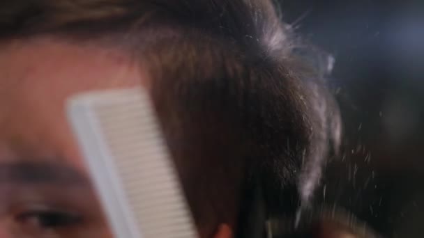 Taglio di capelli maschile con rasoio elettrico. Primo piano dell'acconciatura del tagliacapelli. Parrucchiere professionista taglio capelli con tosatrice. Parrucchiere uomo con rasoio elettrico — Video Stock