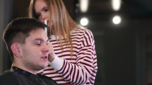 Ferramentas de cabeleireiro. Close-up de mãos masculinas escovando cortadores de cabelo elétricos. Cabeleireiros preparar máquina de cabelo para o próximo cliente. homem limpo preto máquina de barbear — Vídeo de Stock