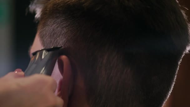 Outils de coiffure. Gros plan des mains masculines brossant les tondeuses électriques. Coiffeurs préparent machine à cheveux pour le prochain client. Homme propre machine à raser noir — Video