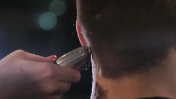 Kuaför araçları. Erkek elinde elektrikli saç kesme makineleri fırçalama kapatın. Kuaför saç makineyi sonraki istemci için hazırlamak. Adam temiz siyah tıraş makinesi — Stok video