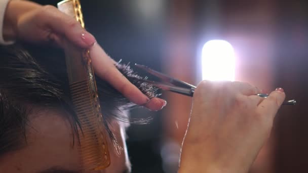 Cabeleireiro hábil corte de cabelo masculino . — Vídeo de Stock