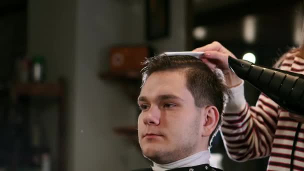Penteado masculino no salão. Homem secagem de cabelo na barbearia. Cabelo estilo barbeiro com secador. Termine o cabeleireiro. Secador de cabelo homem na barbearia — Vídeo de Stock