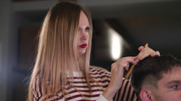 Vue arrière de l'homme client visitant coiffeur et coiffeur dans le salon de coiffure . — Video