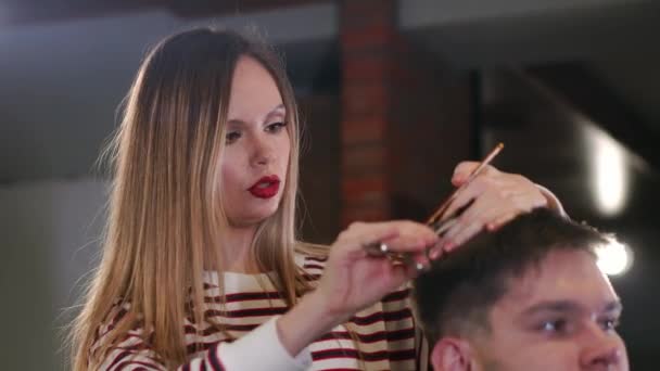 Close-up, cabeleireiro mestre faz penteado e estilo com tesoura e pente. Conceito Barbearia. — Vídeo de Stock