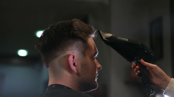 Peinado masculino en salón. Secado de cabello de hombre en peluquería. Peluquería peinado pelo con secadora. Termina la peluquería. Secador de pelo hombre en la barbería — Vídeos de Stock