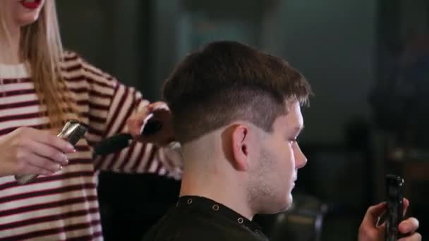 Vergrote Weergave Mannetjes Hairstyling Een Kapper Met Professionele Trimmer Mans — Stockvideo