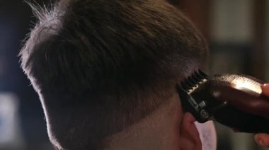 Erkek saç kesimi ile tıraş. Düzeltici saç yakın çekim. Profesyonel kuaför kesim saç saç kesme makinesi ile. Adam kuaförlük ile Elektrikli tıraş makinesi