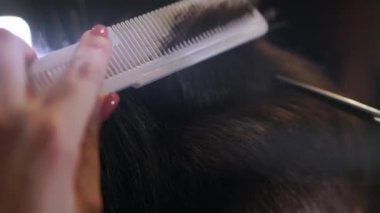Erkek saç kesme Makası güzellik salonu içinde kapatın. Çerçeve. Bir Kuaför, saç kesimi kapatın. Profesyonel kuaför styling saç müvekkilinin