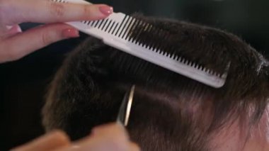 Erkek saç kesme Makası güzellik salonu içinde kapatın. Çerçeve. Bir Kuaför, saç kesimi kapatın. Profesyonel kuaför styling saç müvekkilinin