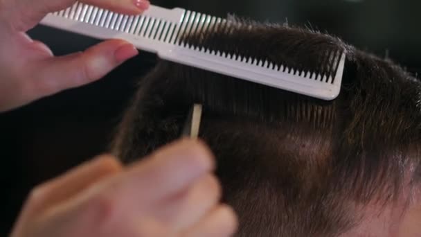 Close up van de mens haar scherpe schaar in een schoonheidssalon. Frame. Close up van een kapsel in een haar salon. Professionele kapper styling haar van zijn cliënt — Stockvideo