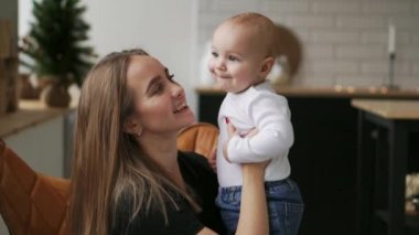 Onun yeni doğan çocuk ağır çekim tutan genç anne. Noel için ev, anne ve bebek çocuk, Aile