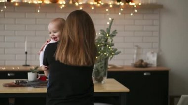 Onun yeni doğan çocuk ağır çekim tutan genç anne. Noel için ev, anne ve bebek çocuk, Aile