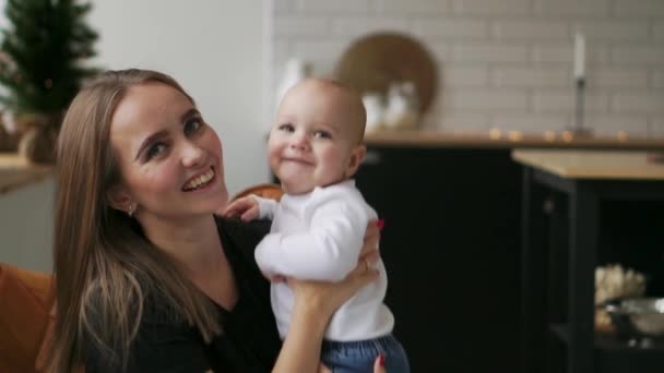 Madre y bebé en cámara lenta. Familia feliz. Mamá con su hijo sonriendo y riendo en casa . — Vídeos de Stock