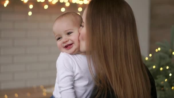 Mamma e bambino al rallentatore. Una famiglia felice. Mamma con suo figlio sorridente e ridente a casa . — Video Stock