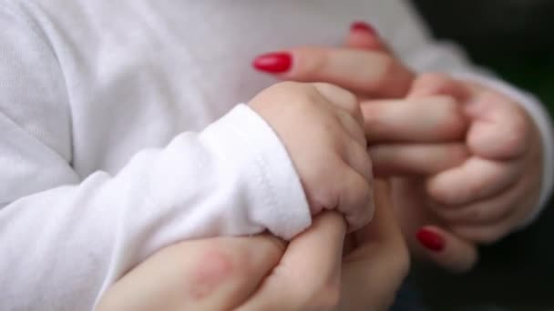 Madre Premurosa Con Bambino Concetto Amore Famiglia Mani Madre Bambino — Video Stock